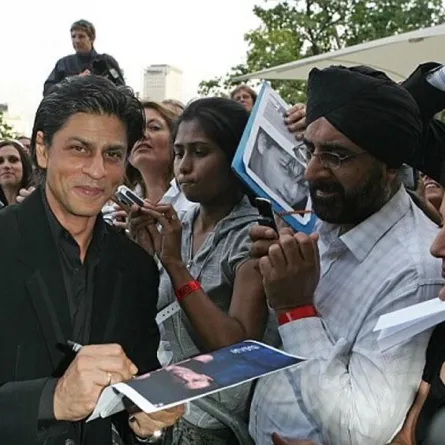 شاروخان يتسبب بمقتل أحد معجبيه.. ماذا حصل؟