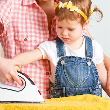 خادمة تحرق طفلاً بمكواة لـ "تأديبه"