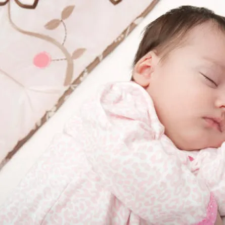 نوم الرضع في غرفة الوالدين يقلِّل وفياتهم