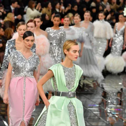 عروض باريس في يومها الثالث: تصاميم مفعمة بالحيوية