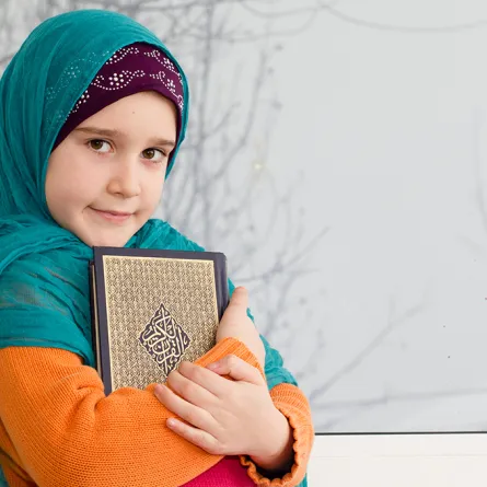 كيف علَم هذا الأب طفلته النطق الصحيح للقرآن؟