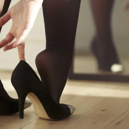 "الكعب العالي" والمكياج شرطان لعمل المرأة