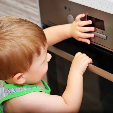 كيف تبعدين طفلك عن الحروق في المطبخ؟