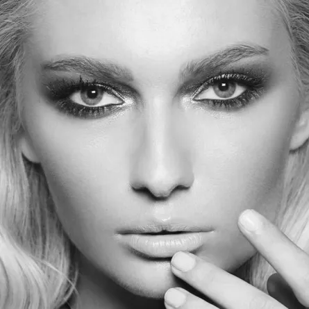 تكبير العينين والشفاه بمكياج سريع