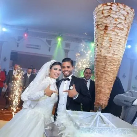 بالفيديو:  في مصر سيخ الشاورما مكان قالب الحلوى