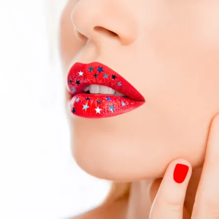 كيف تزيّنين شفتيك بنجوم السماء؟ 