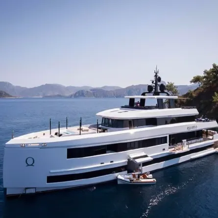 "الدلو" يخت خشبي بريطاني الملكيّة وتركي الصنع