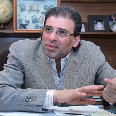 بالتفاصيل: زوجة خالد يوسف تنقذه من تهمة حيازة "أقراص مخدرة"