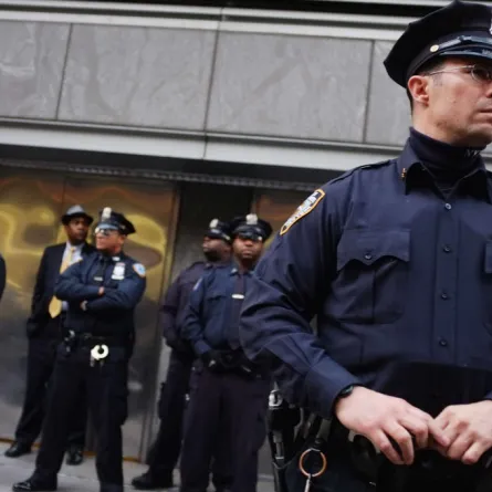 شرطي يدفع 8 ملايين دولار تعويضاً لشخصين.. ما السبب؟