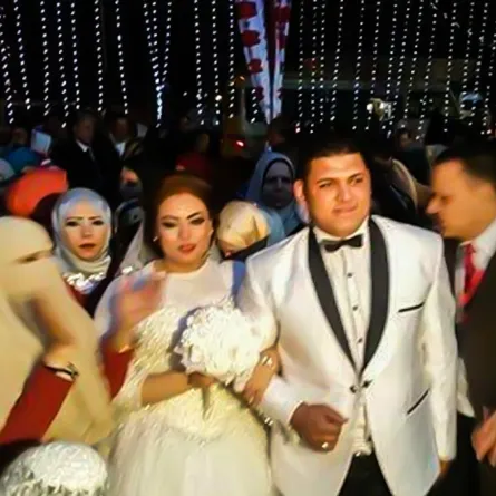 بالفيديو.. زفة غريبة لعروسين في سيارة نقل