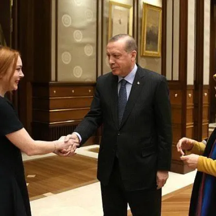 ليندسي لوهان في ضيافة الرئيس التركي بحضور الطفلة السورية بانا العابد