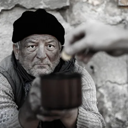 عندما تسرق متسولا ثريًا هل يحقّ للشرطة اعتقالك؟