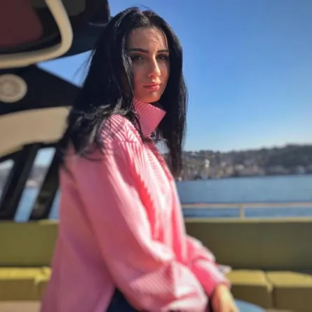 إيمان الباني تشكر بسمة بوسيل على هديتها وتقول لها: أنا فخورة بك