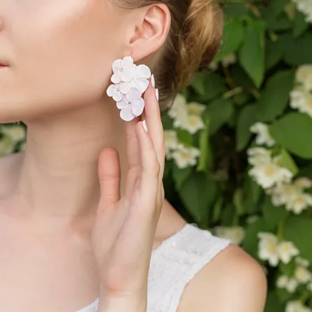 مجوهرات الأزهار لإطلالة ربيعية فاخرة