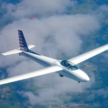 بالفيديو.. سعودي يهبط بطائرته على طريق سريع بفلوريدا!