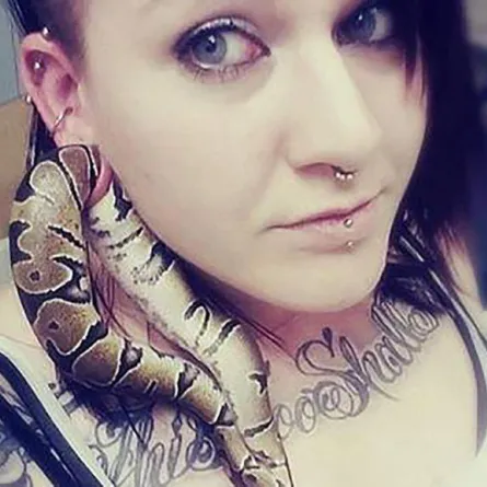 ثعبان يعلق في "أذن فتاة"!