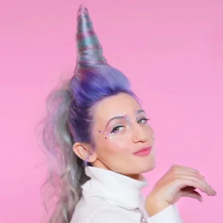 تسريحة وحيد القرن مع صبغات الباستيل