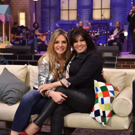 بالفيديو: فيفي عبده تكشف حقيقة التأمين على قدميها بمليون دولار