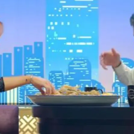 بالصور والفيديو: ليندسي لوهان تأكل اللحم بالطريقة الكويتية