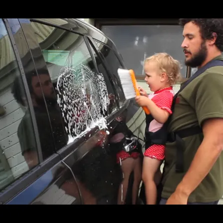 بالفيديو: كل ما تحتاجه لتنظيف السيارة.. ماء وصابون وطفل!