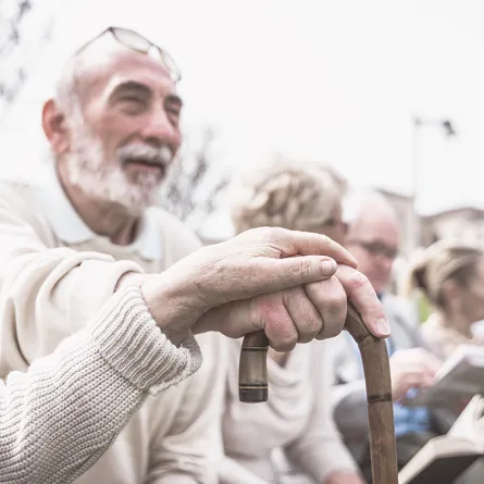 بالفيديو والصور.. مسنون في مهمات إنسانية