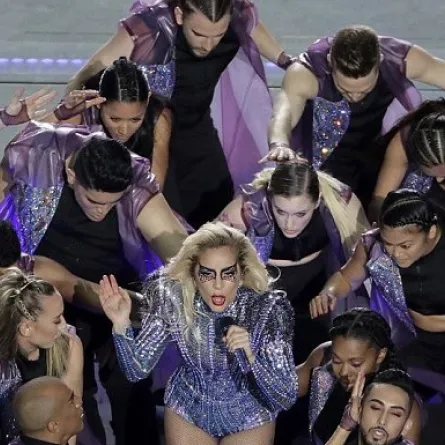 بالفيديو: Lady Gaga تشعل حفل الـSuper Bowl بقفزة جنونية