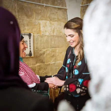 الملكة رانيا تطلع على إبداعات من التراث الأردني في السلط