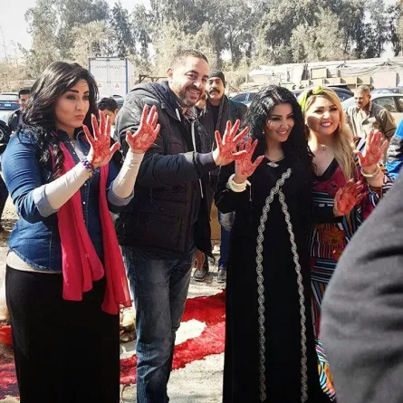 بالصور: سمية الخشاب تلعب ب"الدم" بأول ايام تصوير "الحلال"