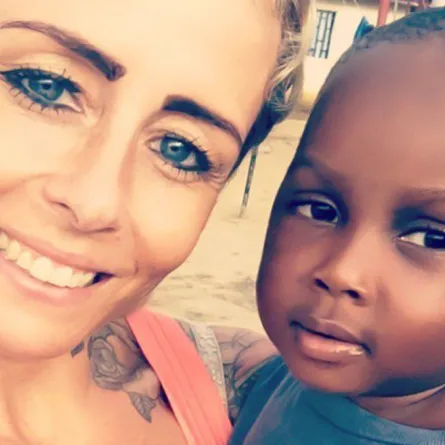 قصة إنسانية.. هكذا غيرت دانماركية حياة طفل مشرد