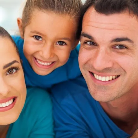 الأسنان وتجميل الابتسامة: طبيب يتحدث على أحدث التطورات