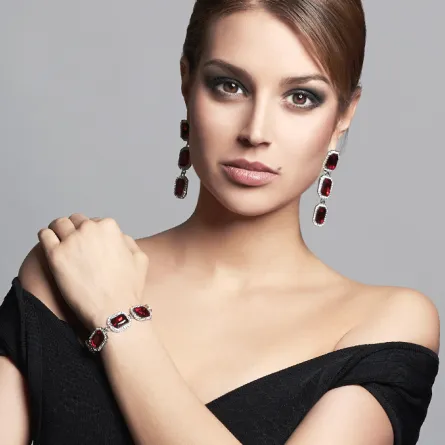 بالصور : أجمل المجوهرات باللون الأحمر الدافئ!