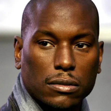 بالفيديو: تيريس غيبسون يواجه ترامب بالزيّ الخليجي