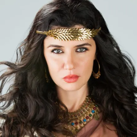 بالصور: أول تعليق من غادة عادل بعد احتراق مسرحها... وهذا مصير برنامجها