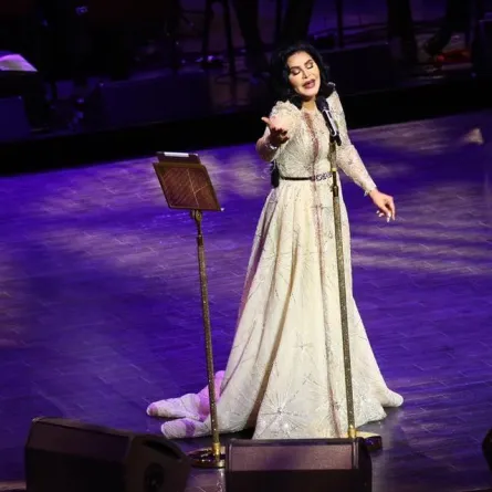 أولاد أحلام يحتفلون بها والمناسبة...