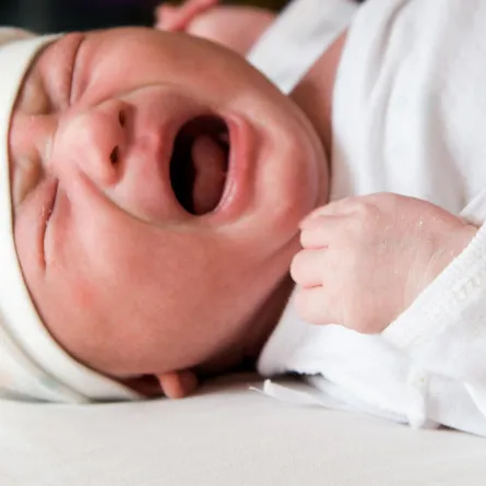 أزعجها رضيعها ببكائه فضربته بالحائط حتى الموت