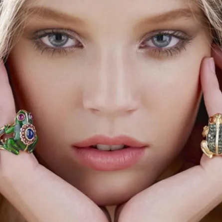 اختاري الخواتم الملونة لإطلالة فاخرة وعصرية