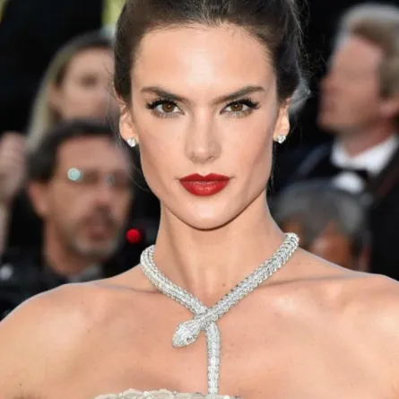 عقد ألماس زيّن أعناق جميع النجمات، اكتشفيه هنا!