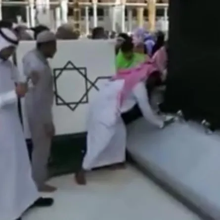 بالفيديو: غسل الكعبة المشرفة من آثار «حادثة البنزين»