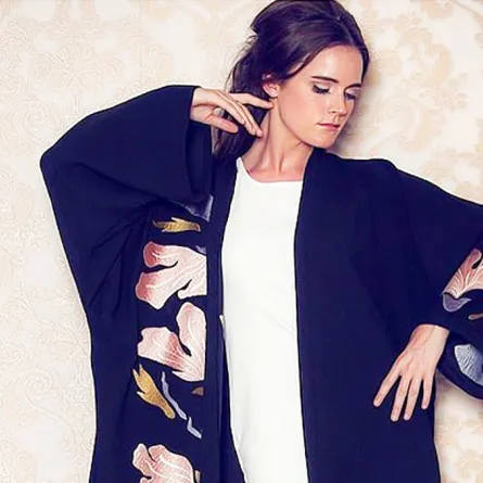 تميّزي بإطلالة فاخرة بالعبايه الكحلية