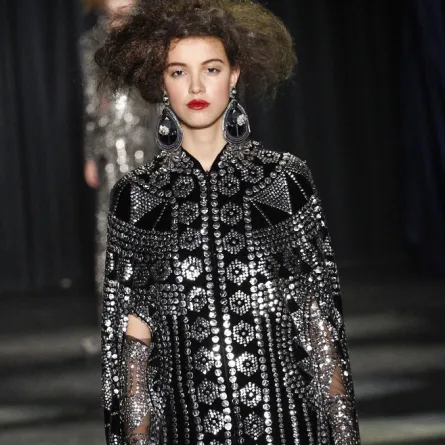 عبايات مطرّزة لمناسباتك الفاخرة