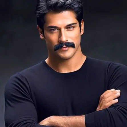 بوراك أوزجيفيت يصفع عارضة أزياء إيرانية ويعتذر