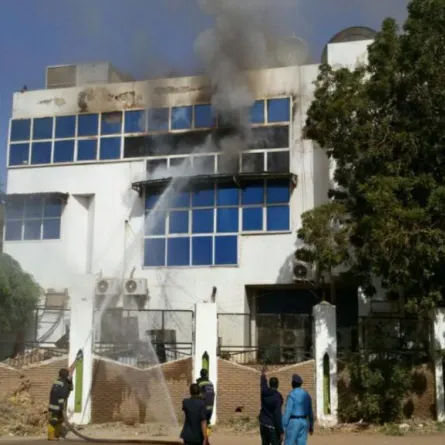 ألسنة النار تخترق البث المباشر لقناة سودانية.. والخسائر فادحة!