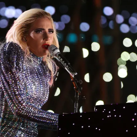 ليدي غاغا ضيفة في قصر خلال مباراة الـ"سوبر بول"