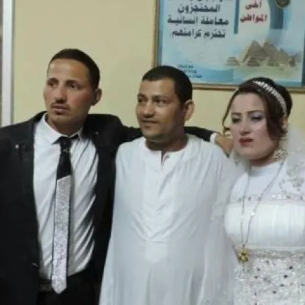 تلتقط صورًا تذكارية بفستان زفافها مع شقيقها في الزنزانة