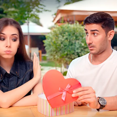 كيف تواجهين زوجك برفضك لهديته في يوم الحب؟