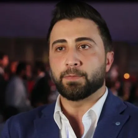 عبد الكريم حمدان ينعي والده