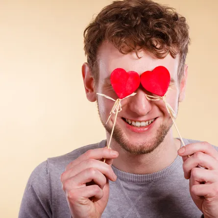 المكفوفون يقولون: الأذن تعشق قبل القلب!