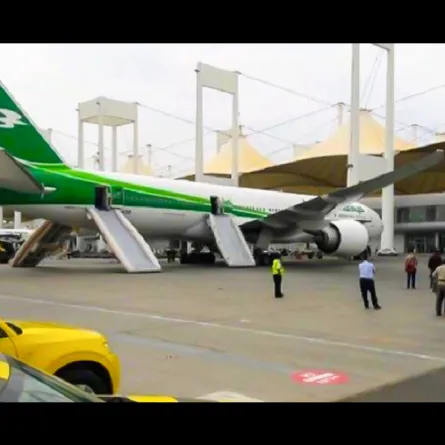 بالفيديو: إخلاء 365 راكبًا إثر حريق بطائرة في جدة