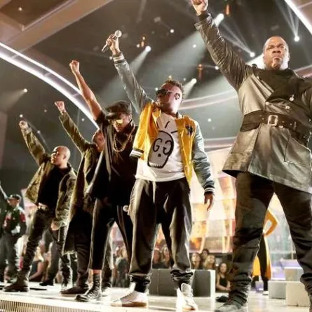 لأول مرة في التاريخ..محجّبات على مسرح الغرامي