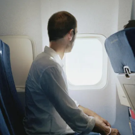 السجن لمسافر استمع إلى الموسيقى داخل الطائرة